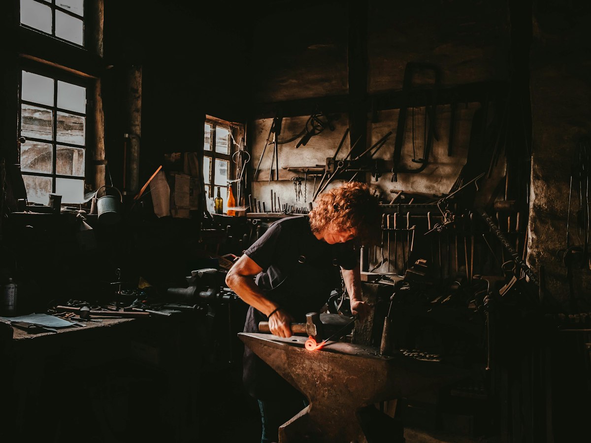Handwerker bei der Arbeit in seiner Werkstatt