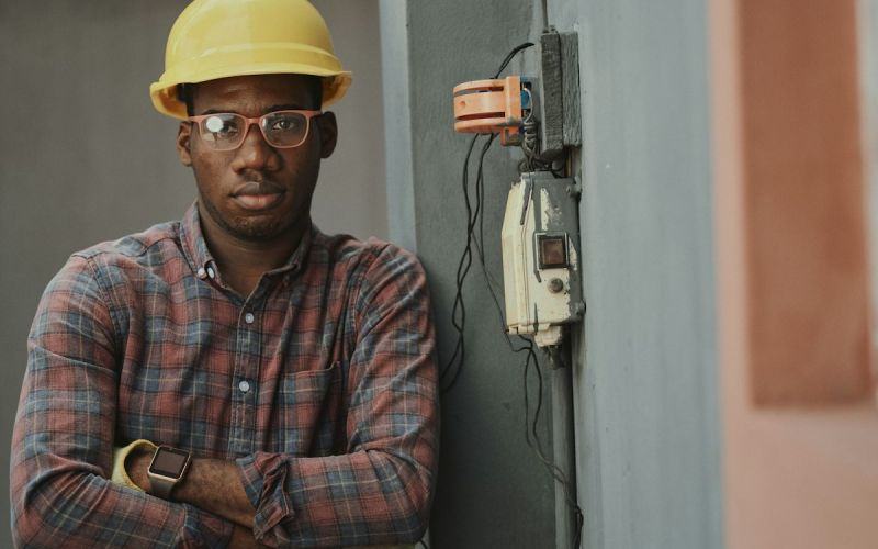 Handwerker mit Schutzhelm auf einer Baustelle