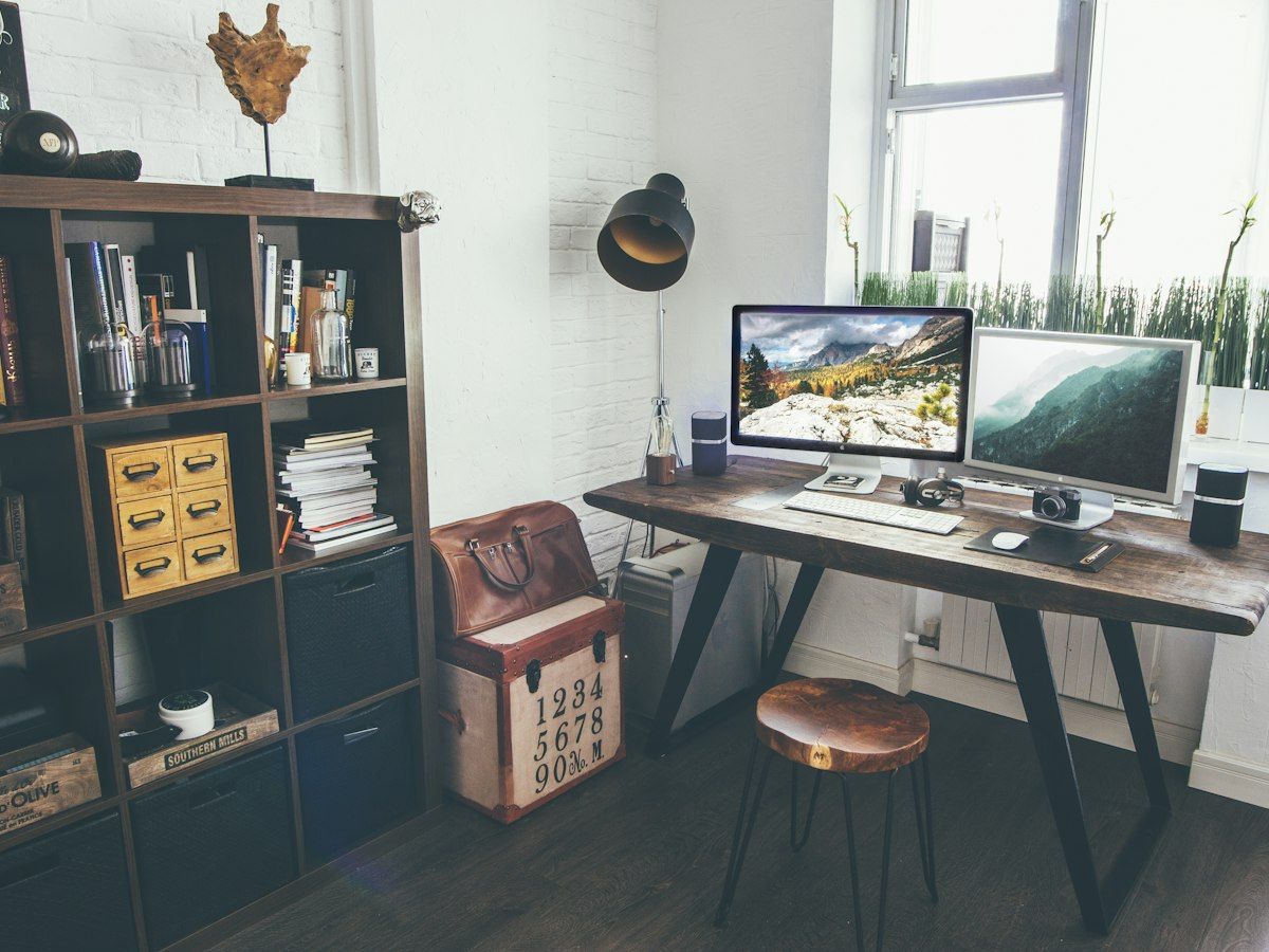 Heller Arbeitsplatz mit Computer im Büro