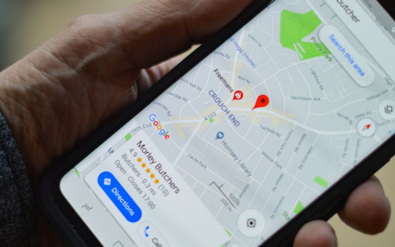 Smartphone mit geöffneter Kartenansicht