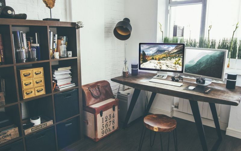 Heller Arbeitsplatz mit Computer im Büro