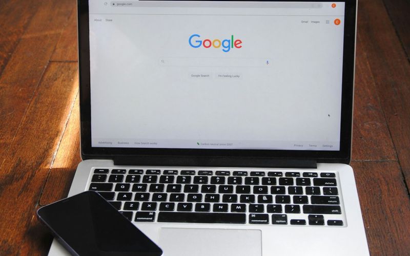 Laptop mit geöffneter Google-Suche auf einem Schreibtisch
