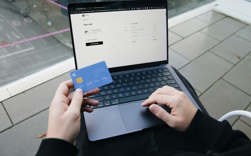 Person kauft am Laptop in einem Onlineshop ein